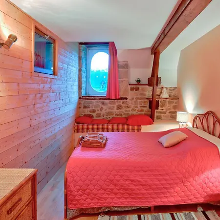 4 Bedroom Stunning In Gonneville-le-theil Feriehus